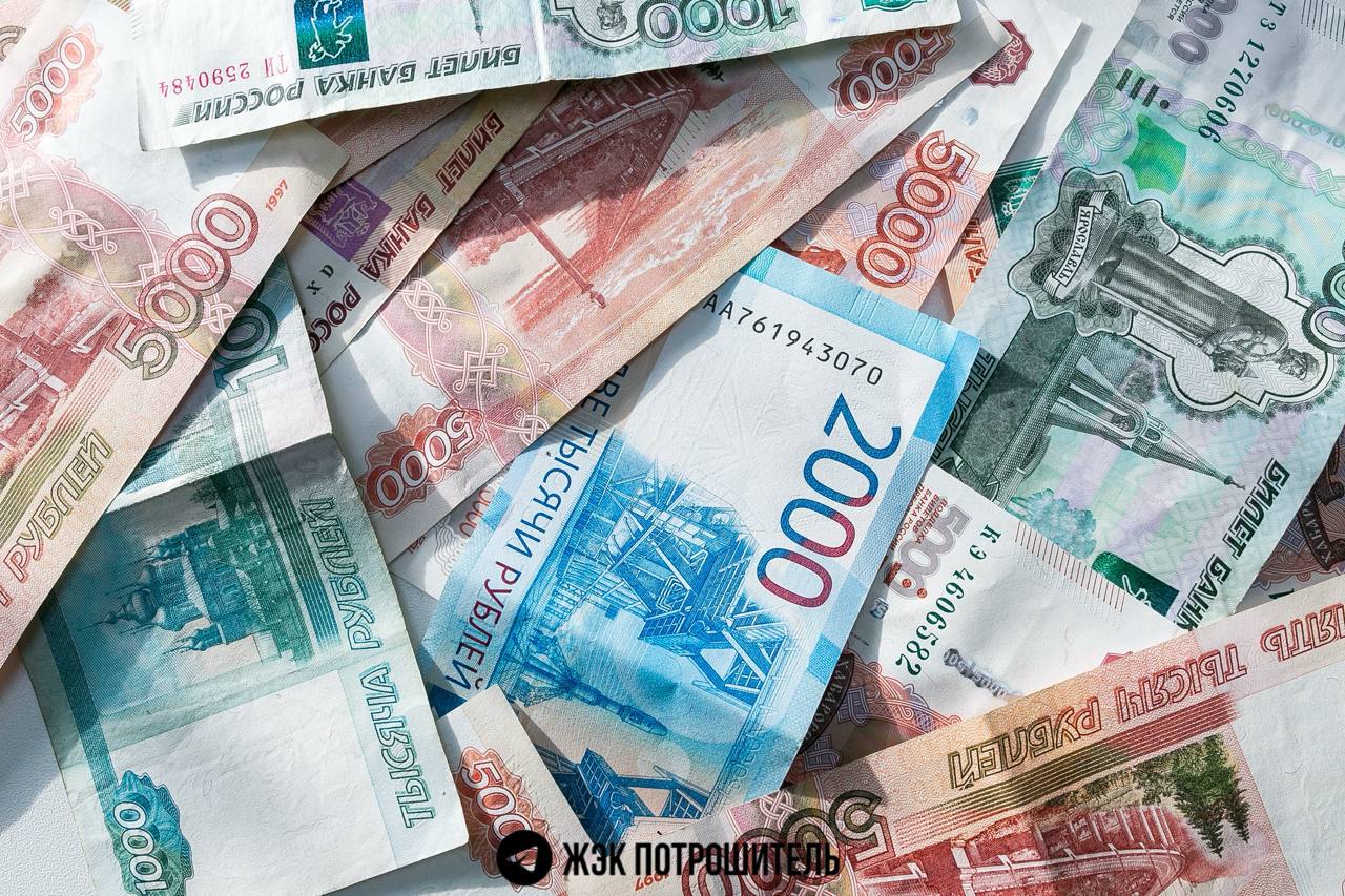ЖКХ обновят — за счет инвестиций Госдума приняла в первом чтении законопроект, который должен дать толчок развитию и модернизации коммунальной инфраструктуры — отопления, водоснабжения и канализации. Теперь ресурсоснабжающие организации РСО обязаны будут разрабатывать инвестиционные программы. Раньше это было по желанию, и результат: только 6% компаний в теплоснабжении, 2,5% — в водоснабжении и 4% — в водоотведении имели такие планы. Все деньги, заложенные в тарифы как амортизация то есть на обновление оборудования , теперь обязательно должны идти именно на инвестиционные проекты. В самих программах будет прописано, куда и на что эти средства можно тратить. Идея в том, чтобы коммуналка перестала «латать дыры», а начала реально обновляться и развиваться. Как вы считаете, такая мера поможет развитию сферы? Пишите в комментарии Написать Чат Подписаться