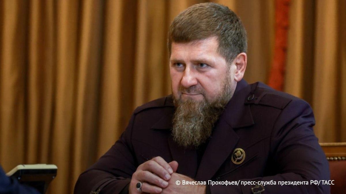 Рамзан Кадыров ответил юмористическим стихотворением на заочное предъявление новых обвинений СБУ Одно агентство непрестижное Страны с заглавной буквой У Твердит что на меня обижена Дворняга с кличкой СБУ