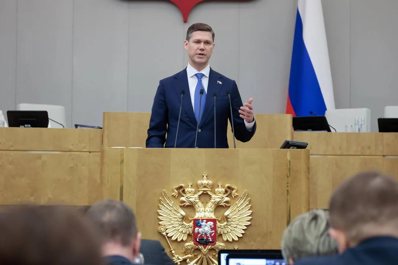 Сегодня в первом чтении приняли законопроект о сокращении с пяти до двух рабочих дней принятия решения блокировке в интернете нелегальных онлайн казино и сайтов с игровыми автоматами Уже проделана большая работа по совершенствованию законодательства в сфере регулирования азартных игр Был скорректирован порядок распределения целевых отчислений от азартных игр которые букмекеры и тотализаторы обязаны переводить на развитие спорта уточнены доли направляемые на профессиональный и детско юношеский спорт Предоставили профессиональным спортивным лигам право самостоятельно запрашивать у ЕРАИ информацию о ставках сделанных спортсменами судьями и тренерами на свои же соревнования Недавно принят закон ужесточающий требования к рекламе букмекеров Главное нововведение реклама пари и ставок должна в обязательном порядке содержать предупреждение о рисках участия Введена возможность самозапрета на участие в азартных играх В первом чтении был одобрен законопроект который запрещает букмекерским конторам и тотализаторам принимать ставки у лиц признанных несостоятельными банкротами или ограниченных в дееспособности а также у должников по исполнительным производствам Новый закон не вводит новых запретов Он просто ускоряет наказание для конкретных владельцев подпольных онлайн казино Чем быстрее их блокируют тем меньше людей успеют проиграть свои деньги на подставных сайтах Мы продолжаем работу по ограничению доступа к азартным играм социально уязвимых категорий граждан введению норм регулирующих ставки и пари для увеличения отчислений на развитие спорта Мой канал в МАХ