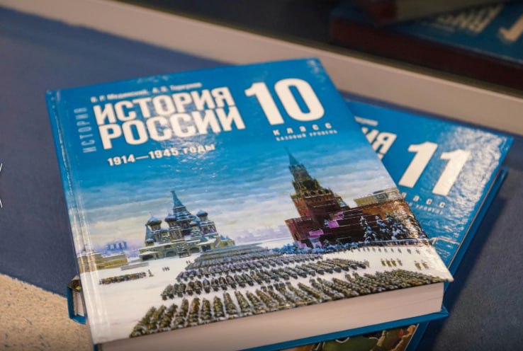 История в ближайшие 2 года не станет обязательным предметом на ЕГЭ для поступления в гуманитарные вузы, заявил министр просвещения Кравцов.