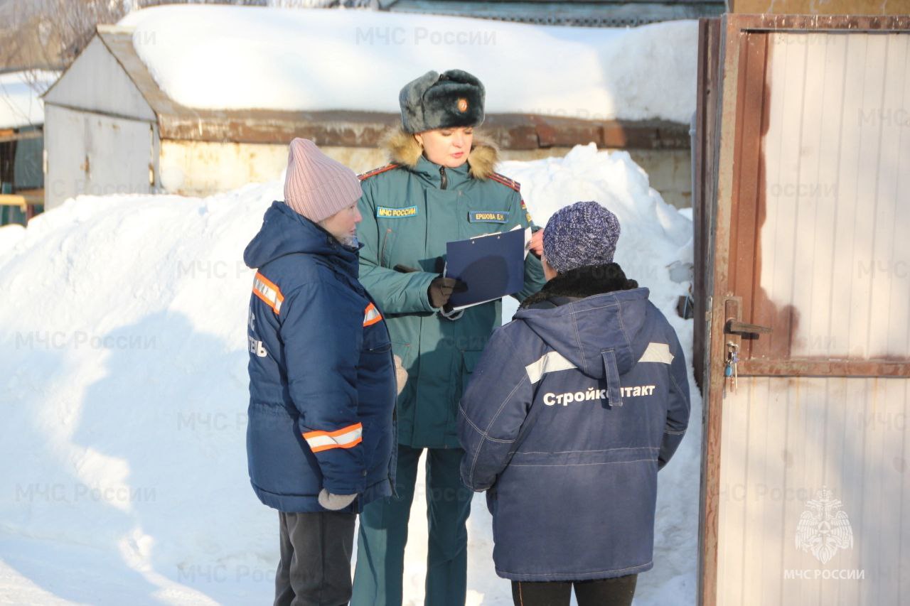 Новосибирские инспекторы Госпожнадзора в очередной раз напоминают жителям города о необходимости соблюдения правил пожарной безопасности. По частному сектору Первомайского района прошел профилактический рейд.      В отопительный сезон инспекторы сотрудники МЧС России, должностные лица администраций районов, представители ТОС, а также волонтеры усиливают профилактическую работу с жителями частного сектора и дачниками, остающимися на зиму в садовых обществах.      Первоначальной причиной возгораний в жилье остается неосторожное обращение с огнем, а также нарушение правил эксплуатации печного отопления и использования неисправного электрооборудования.      Для предотвращения пожаров сотрудники МЧС проводят инструктажи, а органы местного самоуправления вручают многодетным семьям автономные пожарные извещатели и памятки с противопожарными правилами.