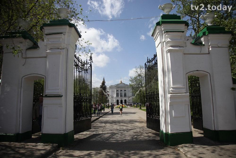 ТГУ полностью перейдет на новую систему высшего образования уже в новом учебном году С 1 сентября 2026 года студенты первого курса а также поступающие в магистратуру и аспирантуру станут учиться по пилотным направлениям Планировалось что в ТГУ таких новых программ будет 142 Сейчас вуз уже апробирует 46 собственных пилотных программ по 35 направлениям Они основаны на принципах баланс фундаментальности и практикоориентированности гибкость раннее погружение в профессию и системное взаимодействие с компаниями В качестве партнеров новых программ ТГУ задействовали 304 компании среди которых НПЦ Полюс ГК Геоскан и ТАСС Работодатели участвуют в определении требований к программам разработке содержания и результатов Ранее в России отказались от Болонской системы двухступенчатой системы высшего образования бакалавриат и магистратура Теперь в вузах установят два уровня базовое и специализированное Соответствующий закон Владимир Путин подписал в мае 2023 года В пилотный проект в котором участвуют шесть ведущих университетов страны вошел в том числе ТГУ Известно что сроки обучения в вузах России по новой системе составят от четырех до шести лет