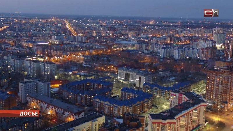 В Сургуте убили молодого человека во дворе дома на Пролетарском Жуткие кадры распространяются в социальных сетях, снятые во дворе дома по проспекту Пролетарскому в Сургуте. Там в ночь на 26 июля был убит молодой человек. Судя по записи с камеры видеонаблюдения, несколько парней повздорили между собой, завязалась драка, в ходе которой один из участников потасовки, предположительно, достал нож и нанес удары оппоненту. Прибывшие на место сотрудники полиции и скорая помощь констатировали смерть пострадавшего. Что стало причиной конфликта, пока неизвестно. Журналисты СургутИнформ-ТВ направили запрос в следственный комитет Югры, чтобы прояснить детали случившегося. Ответ ожидается. Ранее мы рассказывали о поножовщине в Мегионе. Мужчина поссорился с другом и вонзил ему нож в спину. Потерпевший выжил, а во время судебного заседания простил нападавшего, не став требовать для него сурового наказания. ___________ Sitv.ru