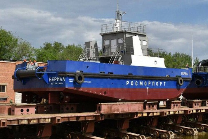 В Астраханской области спущено на воду головное судно обеспечения «Берилл» проекта FPW1, строительство которого ведется на класс Российского морского регистра судоходства РС, Регистр по заказу компании «Росморпорт». "Берилл" предназначен для проведения буксировочных операций, постановки буев и заводки якорей, выполнения вспомогательных работ при дноуглублении. длина судна составляет 24,53 м, ширина — 9,13 м; высота борта — 3 м; осадка по летнюю грузовую марку — 1,6 м; водоизмещение при полных запасах — 232,54 т; автономность по судовым запасам — 7 сут. Как сообщает пресс-служба РМРС, судну присвоен символ класса: KM⍟ Ice1 hull; machinery R3 AUT3.
