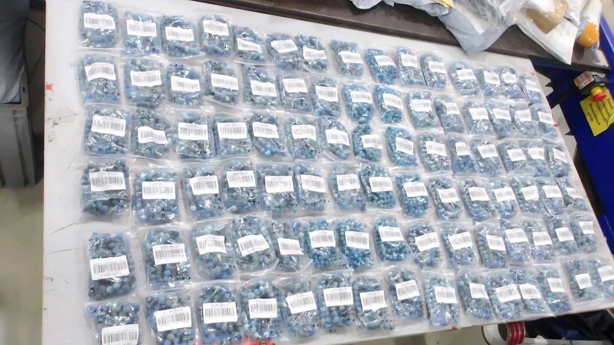 На казанской таможне обнаружили 30 кг радиоактивных бусин из Китая Уровень гамма излучения превышал норму более чем в 15 раз Два отправления были адресованы жительнице Санкт Петербурга В посылках находились заготовки для бижутерии бусины из разноцветных камней расфасованные в 235 пакетов Фото пресс служба Центральной почтовой таможни kommersantkazan