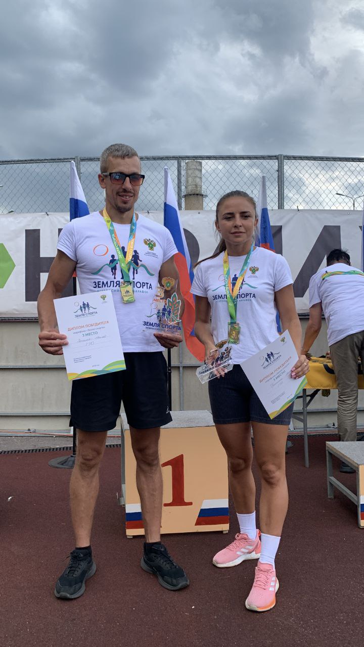 Спорт - выбор сильных и смелых! В поселке Крестцы состоялся 2 этап Всероссийского марафона спорта и здорового образа жизни «Земля спорта - 2025». Начальник 15 пожарно-спасательной части 4 пожарно-спасательного отряда Евгений Рогалёв занял почетное 3 место в номинации «ГТО». Прыжки в длину с места, отжимания, подтягивания, упражнения на растяжку и бег - те испытания, нормативы которых нужно было выполнить в рамках марафона в данной номинации. Добавим, что сотрудники Главного управления МЧС России по Новгородской области уделяют физической подготовке особое внимание, ведь сила, выносливость и умение быстро принимать решения и действовать - важнейшие качества спасателей. Поздравляем Евгения с бронзой и желаем дальнейших спортивных успехов! Оставь реакцию, если хочешь поздравить нашего коллегу.