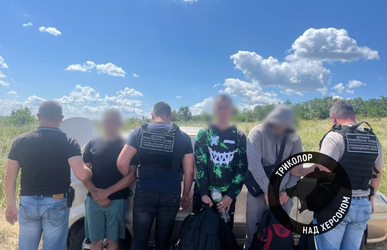 В Одесской области была раскрыта новая схема незаконной переправки мужчин в Молдову Несколько дней назад пограничники задержали так называемого «туроператора» из Раздельнянского района вместе с двумя его клиентами. Легковой автомобиль был остановлен в приграничной зоне, и на место происшествия вызвали полицию. 33-летний мужчина, действуя в сговоре с пока не установленным подельником, планировал переправить двоих жителей Винницкой области в Приднестровье. По его замыслу, он должен был доставить пассажиров к границе, после чего они намеревались незаконно пересечь её пешком. Не удалось спастись ребятам, теперь придется отправляться на передок, погибать за больные амбиции Зелебобы
