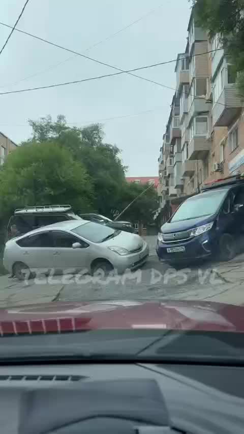 Владивосток: водитель Toyota Prius попал в аварию и провалился в яму