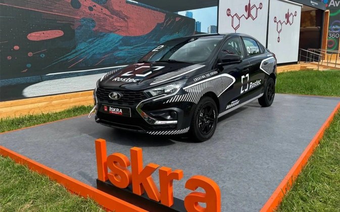 На ПМЭФ-2025 представили самую мощную Lada Iskra Sport Объем двигателя составляет 1,8 литра, мощность — 173 л.с. Автомобиль не предназначен для передвижения по дорогам общего пользования, такая версия Lada Iskra создана специально для гонок по льду. Салон новинки значительно отличается от серийной машины — установили каркас безопасности, убрали приборную панель, руль поменяли на гоночный, а также поставили спортивные сиденья.