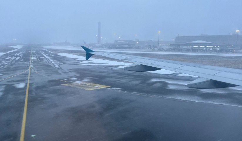 Самолёт президента Румынии застрял в аэропорту Парижа из за снегопада Борт был подготовлен к вылету сегодня утром однако из за ухудшения погоды не смог подняться в воздух передаёт телеканал Digi24 Никушор Дан подчеркнул что экипаж и находящиеся в самолёте ждут пока службы аэропорта расчистят взлётно посадочную полосу и обеспечат условия для безопасного вылета Министр транспорта Франции Филипп Табаро ранее заявил что в парижских аэропортах Шарль де Голль и Орли из за снегопада отменены более 100 рейсов Служба мониторинга дорожного движения Bison Fute сообщила что общая длина заторов возникших на французских дорогах из за непогоды превысила 1 6 тыс километров Подписаться на Говорит Москва Telegram VK MAX