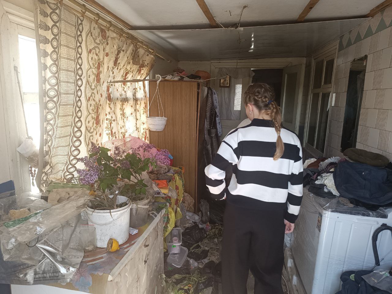 ‼ Условия проживания детей в пяти неблагополучных семьях сел Михайловка и Новониколаевка проверила Скадовская комиссия по делам несовершеннолетних В одной семье сотрудники комиссии выявили, что ребенок болен — у него была высокая температура. На место вызвали автомобиль скорой помощи. "Впоследствии ребенка госпитализировали в центральную районную больницу Скадовска с подозрением на воспаление легких. В отношении матери ребенка сотрудниками полиции составлен протокол", — сообщил глава округа Александр Дудка. ПОДПИСАТЬСЯ НА ТАВРИЮ