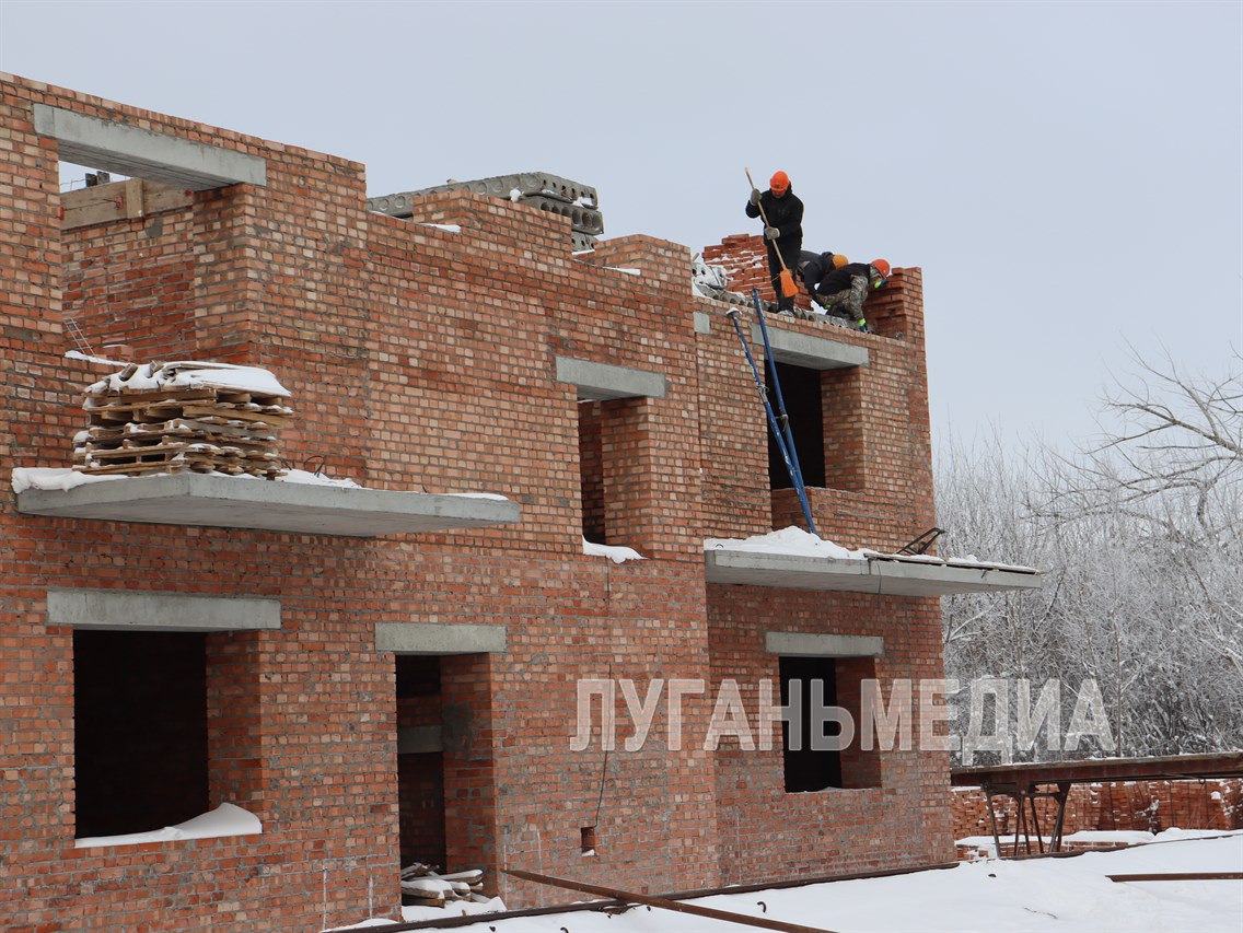 В Свердловске подрядчики из шефа-региона Красноярского края возводят ипотечный дом   В Свердловске буквально на глазах растет ипотечный дом, который возводят подрядчики из шефа-региона Красноярского края. По проекту здание будет девятиэтажным, с двумя подъездами, в которых установят лифты. Это первое в городе строительство многоэтажки за последние 30 лет.   «В прошлом году я тоже был в командировке в муниципалитете, и когда уезжал в апреле, здесь была подготовленная площадка, только начали ставить ограждение, – отметил руководитель делегации Красноярского края в Свердловском муниципальном округе Евгений Громов. – Я снова приехал практически через девять месяцев и увидел, что уже возвели два этажа, а буквально за неделю уже построили половину третьего. Застройщик возвел не один дом в Красноярском крае, претензий по срокам сдачи объекта и по качеству работ пока не было. Я думаю, что окончание строительства мы будем праздновать уже в декабре этого года».   Производитель работ Сергей Ефимов сообщил, что в доме будет 84 квартиры одно-, двух- и трехкомнатные.   Подробнее читайте в газете «Восточный Донбасс» № 5 от 12.02.2025            Вконтакте       Одноклаcсники