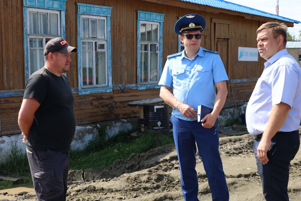 Прокуратура Нязепетровского района контролирует ход строительства стадиона в г. Нязепетровске Прокурор Нязепетровского района Артем Машаров в рамках надзорных полномочий посетил строительную площадку стадиона МБУ "Спортивная школа г. Нязепетровска", реконструируемого в рамках муниципального контракта. С участием представителей заказчика и подрядчика осмотрены возводимые объекты, обсуждены темпы и сроки завершения реконструкции стадиона. Прокурором указано на неукоснительное соблюдение сроков производства работ. Вопросы своевременной сдачи всех этапов работ остаются на контроле у прокурора района.
