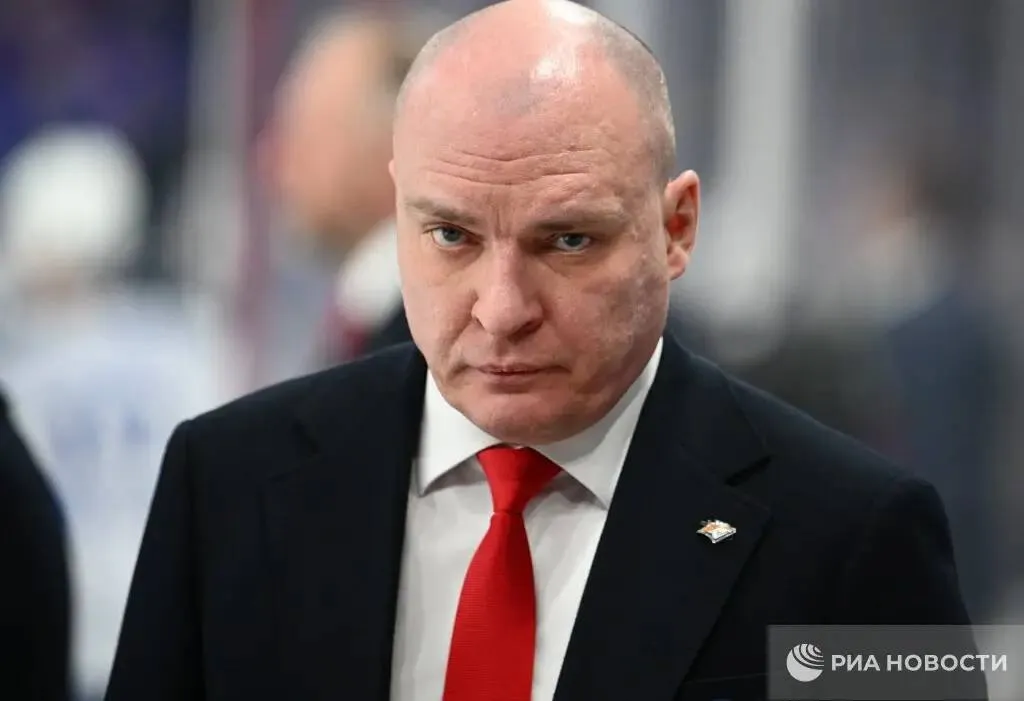 Тренер Металлурга Андрей Разин прокомментировал поражение от Ак Барса Ужасное начало страшное начало для нашей команды Такого не было наверное за все время Первый период скажем так даже не отражает всей нашей немощности которую мы показали в начале матча Спасибо вратарям что всего лишь 0 3 было Второй период сыграли хорошо в третьем тоже могли зацепиться но увы На данную минуту пока вот так вот заявил специалист на пресс конференции запись которой опубликована в группе клуба во ВКонтакте Казанский клуб открыл счет в серии до четырех побед 1 0 Подписывайтесь на РИА Новости Спорт в Mакс