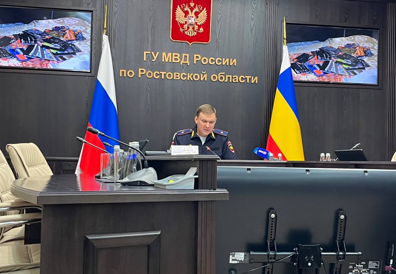 Количество IT преступлений на Дону снизилось почти на 17 Ростовская область демонстрирует положительную динамику в борьбе с киберпреступностью За первые восемь месяцев 2025 года количество IT преступлений сократилось почти на 17 по сравнению с аналогичным периодом прошлого года Об этом сообщил заместитель начальника ГУ МВД России по Ростовской области Владимир Савчук на пресс конференции Несмотря на снижение общее число таких правонарушений остается высоким Это связано с возросшей внимательностью граждан к вопросам цифровой безопасности отметил Владимир Савчук Однако как подчеркнул представитель МВД мошенники не стоят на месте и постоянно изобретают новые схемы обмана Распространены три способа введения в заблуждение граждан Под первую категорию попадают жертвы ранее потерявшие деньги Южная служба новостей