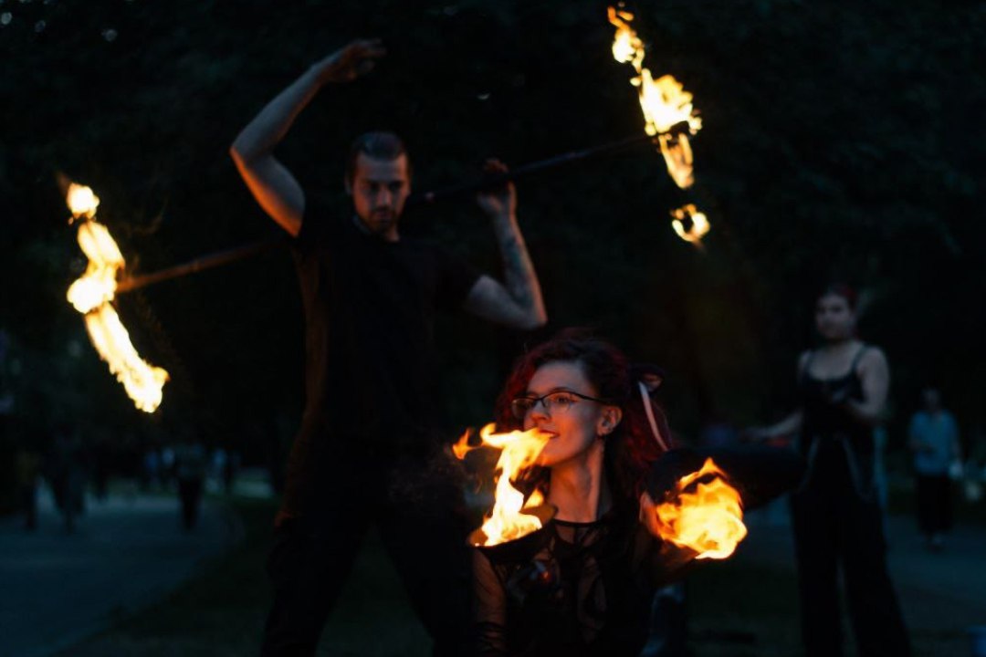 Уличный артист получил 50 процентов ожогов тела во время шоу в Петербурге из за нападения женщины Пьяная женщина напала на участника фаер шоу центре Петербурга Инцидент произошел во время коммерческого выступления уличных артистов на Большой Морской улице Местная жительница выбежала во двор дома почувствовав запах гари Однако за место вопросов петербурженка начала агрессировать она пнула чашу с горящей жидкостью из за этого у одного из зрителей загорелись волосы На помощь мужчине подоспел Антон Гуро участник выступления Однако на этом женщина не остановилась и пнула вторую чашу с горящей жидкостью в результате чего пламя охватило самого артиста Сейчас мужчина находится в больнице Женщину задержали и доставили в отдел полиции Ignite Огненное шоу СПБ Читай нас в MAX Подпишись на Комсомольскую правду СПб