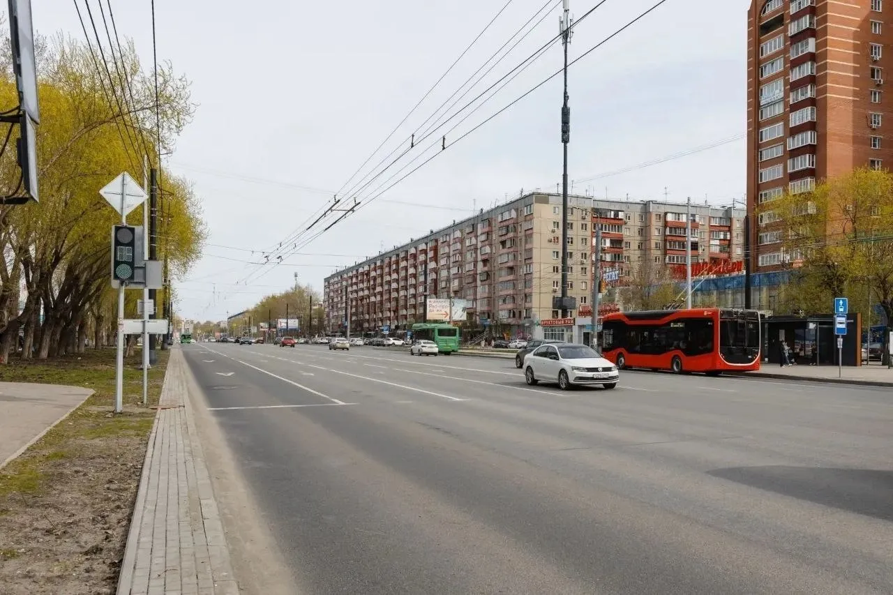Е область На улице Братьев Кашириных в Челябинске снесут автостоянки и оборудуют прогулочные аллеи В этом году проходит масштабный ремонт участка от улицы Чичерина до Молодогвардейцев в обоих направлениях С улицы исчезнут платные стоянки которые исключили из Схемы размещения в связи с благоустройством Их уберут сами владельцы Вместо них появятся широкие прогулочные аллеи и парковки вдоль дороги На всем протяжении улицы вдоль тротуаров установили отдельные опоры освещения которые будут подключены летом и сделают прогулки комфортнее и безопаснее Еженедельно на объект выезжают представители Комитета дорожного хозяйства и подрядчика совместно со стройконтролем Сейчас в зоне особого внимания устранение 120 замечаний которые выявлены специальной комиссией на участке от Северо Крымской до подробнее на канале Е область