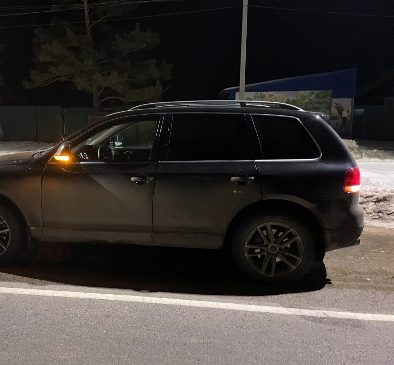 В Бикине суд конфисковал автомобиль нетрезвого водителя Бикинский городской суд вынес приговор в отношении 38-летнего местного жителя. Он признан виновным по ч. 1 ст. 264.1 УК РФ управление автомобилем лицом, находящимся в состоянии опьянения, подвергнутым административному наказанию . В суде установлено, что в феврале 2025 года мужчина, находясь в состоянии алкогольного опьянения, передвигался за рулем автомобиля «Фольксваген Туарег» по улицам г. Бикина и был остановлен сотрудниками Госавтоинспекции, которые выявили у него признаки опьянения. Проверка документов показала, что водитель ранее уже привлекался к административной ответственности за вождение в нетрезвом виде, однако снова сел за руль после употребления спиртного. С учетом мнения государственного обвинителя суд назначил виновному наказание в виде 200 часов обязательных работ с лишением права заниматься деятельностью, связанной с управлением транспортными средствами, на срок 1 год 8 месяцев. Автомобиль «Фольксваген Туарег», принадлежащий подсудимому конфискован и обращен в доход государства. Приговор не вступил законную силу. Государственное обвинение поддержано Бикинской городской прокуратурой. Подписаться Прислать Новость