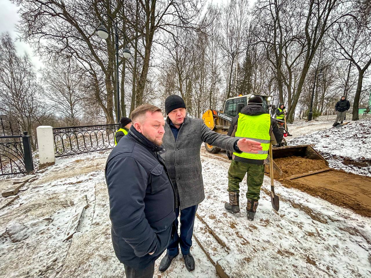 Симаков лишил премии руководство теруправления по Первомайскому району.  Это связано с ремонтом тротуара у памятника Петру и Февронии в Александровском саду.  Подрядчик после демонтажа брусчатки «не приступил к работам по ее замене и начал затягивать сроки выполнения контракта».   Мной было дано указание о расторжении контракта с внесением подрядчика в реестр недобросовестных поставщиков. Уже сегодня к работе приступил местный подрядчик. К сожалению, работы будут проводиться в самом конце строительного сезона, поэтому заключен дополнительный договор о соблюдении гарантийных обязательств, в случае выявления сезонных недостатков работы. Кроме того, руководство ТУ по Первомайскому району привлечено к дисциплинарной ответственности с лишением денежной премии,  — написал глава администрации Кирова Вячеслав Симаков, заверив, что «выполнение работ взял на личный контроль».