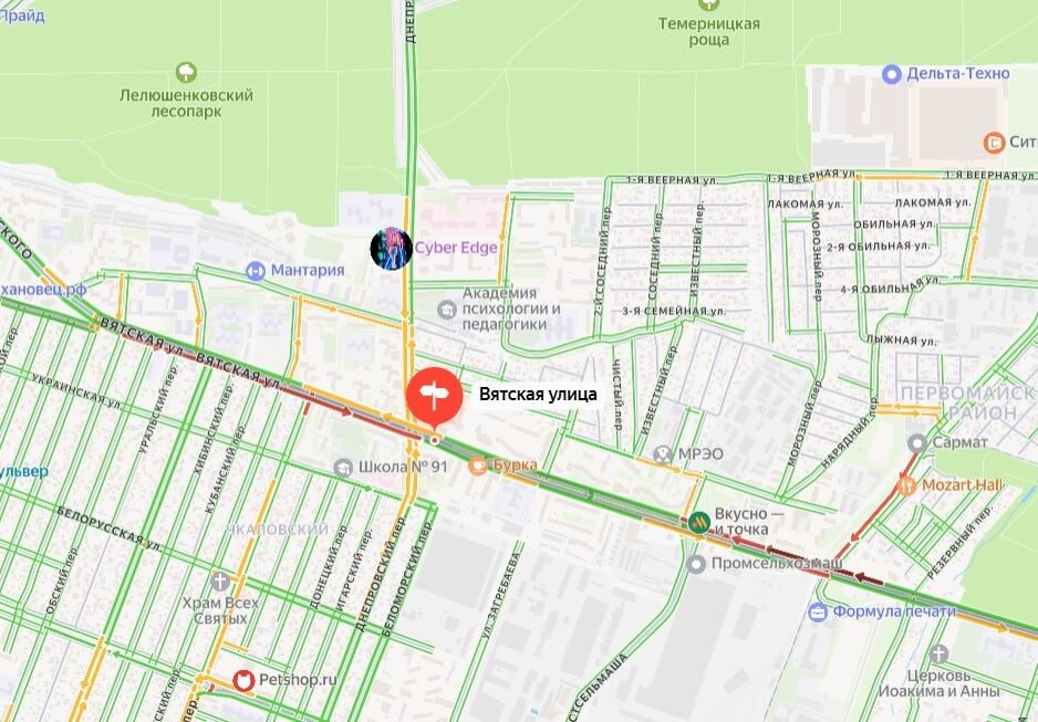 Из за ремонта поврежденного канализационного коллектора на улице Вятской в Ростове на Дону затруднено движение Об этом предупреждает Ростовводоканал В компании объяснили что специалисты приступили к замене участка поврежденного коллектора Продлятся работы примерно до 17 часов 5 сентября Все это время на ул Вятской проезд будет затруднительным Уже сейчас там скопились пробки особенно значительные в районе пересечения с ул Орской в обе стороны domostroyrf
