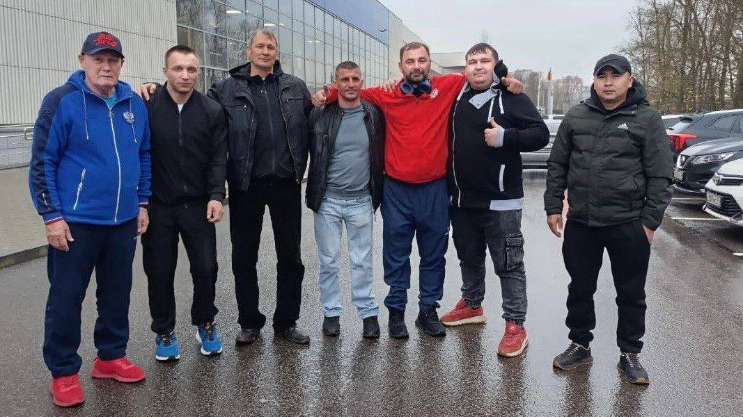 Калужские ветераны СВО участвуют в Кубке Защитников Отечества В Ярославле в эти выходные проходят межрегиональные соревнования Кубок Защитников Отечества Около 100 ветеранов СВО со всей страны принимают в них участие Калужскую область представляют Иван Мешков Максим Ярлов Анатолий Девушкин Дилмурод Ахмедов Владимир Бицук Евгений Крахмалюк Михаил Куликов и Евгений Благих Спортсмены поборются за победу в настольном теннисе армрестлинге пауэрлифтинге пулевой стрельбе дартсе плавании а также в волейболе сидя Присоединяйтесь к Народу Обнинска