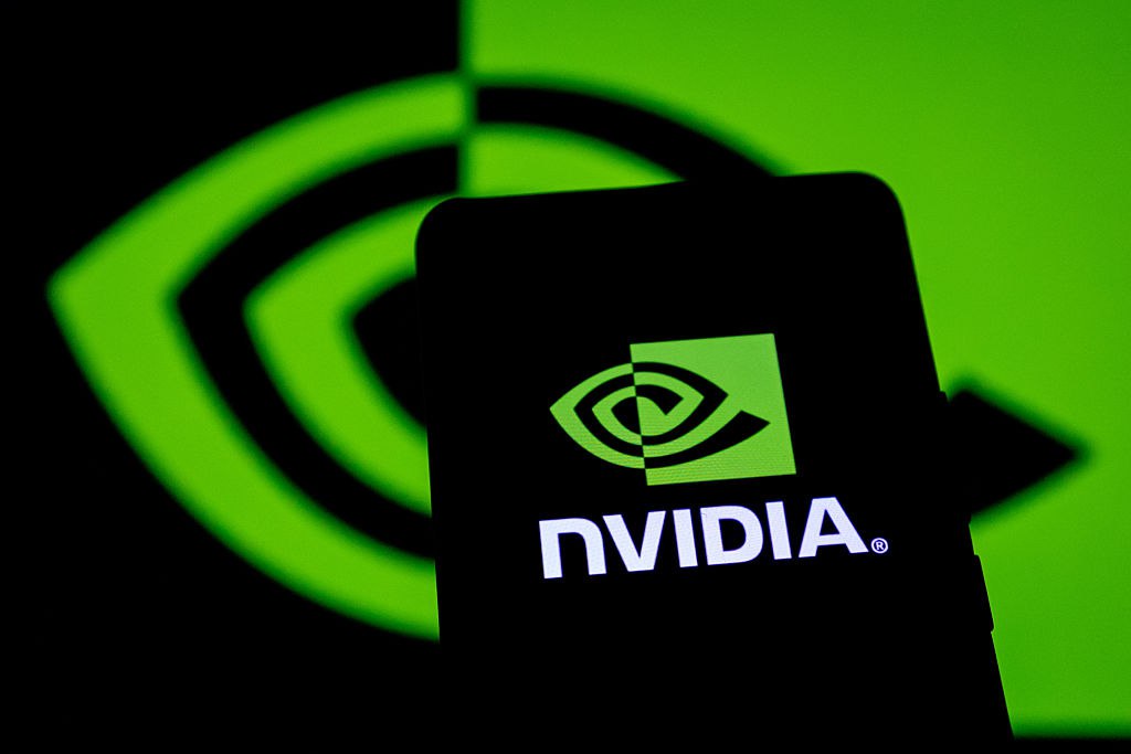 Китайский антимонопольный регулятор заявил что Nvidia нарушила правила конкуренции это удар по ключевому поставщику ИИ процессоров и потенциальный поворотный момент для глобального рынка вычислений Возможные штрафы и поведенческие меры могут затронуть цены дистрибуцию и доступность GPU для разработчиков и стартапов в Китае и за его пределами На кону график поставок контракты с облаками и планы локализации Инвесторам и командам стоит отслеживать сроки разбирательства и условия комплаенса они определят где и как будет строиться ИИ инфраструктура в ближайшие месяцы Источник SeveraAIClub