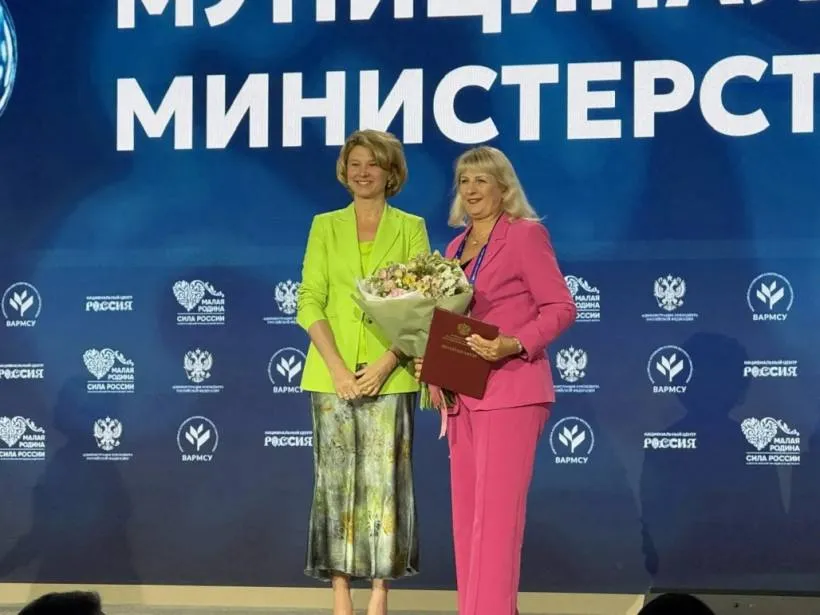 Ивановский округ стал лучшим в стране по реализации программы Минсельхоза РФ Министр сельского хозяйства страны Оксана Лут наградила главу Ивановского округа Валентину Ольшевскую благодарностью министерства за успешную реализацию Федеральной программы Комплексное развитие сельских территорий Ивановский округ воплощает проекты по этой программе с 2020 года С ее помощью в селах обновили дороги благоустроили скверы и так далее В 2021 м капитально отремонтировали Дом культуры в селе Новоалексеевка Подписаться Мы в MAX