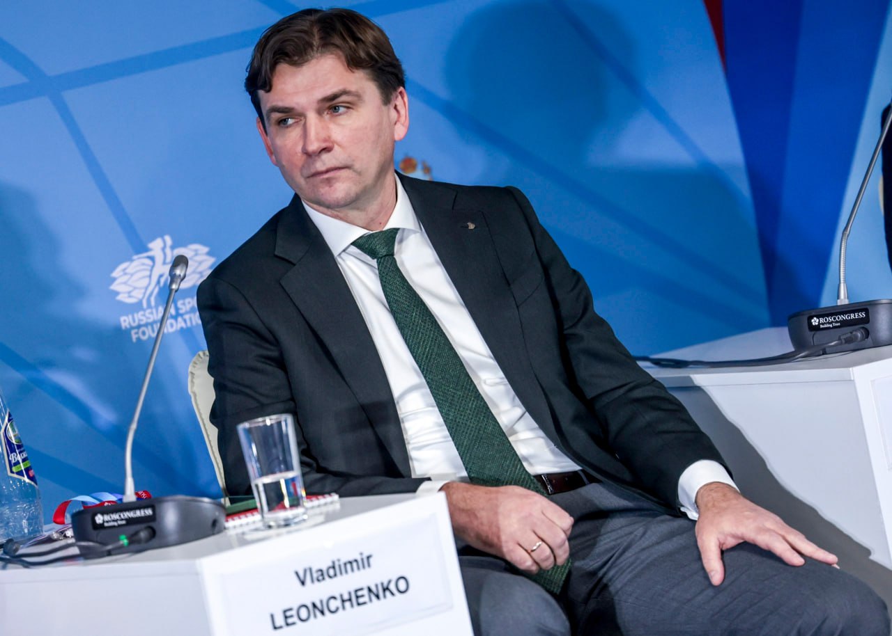 Еще одно увольнение в РПЛ Локомотив сменил гендиректора Совет директоров назначил экс игрока команды Бориса Ротенберга вместо Владимира Леонченко Совет директоров Локомотива официально объявляет о завершении работы Владимира Леонченко на посту гендиректора цитирует Спорт Экспресс заявление клуба Подписывайтесь на РИА Новости Спорт в MAX