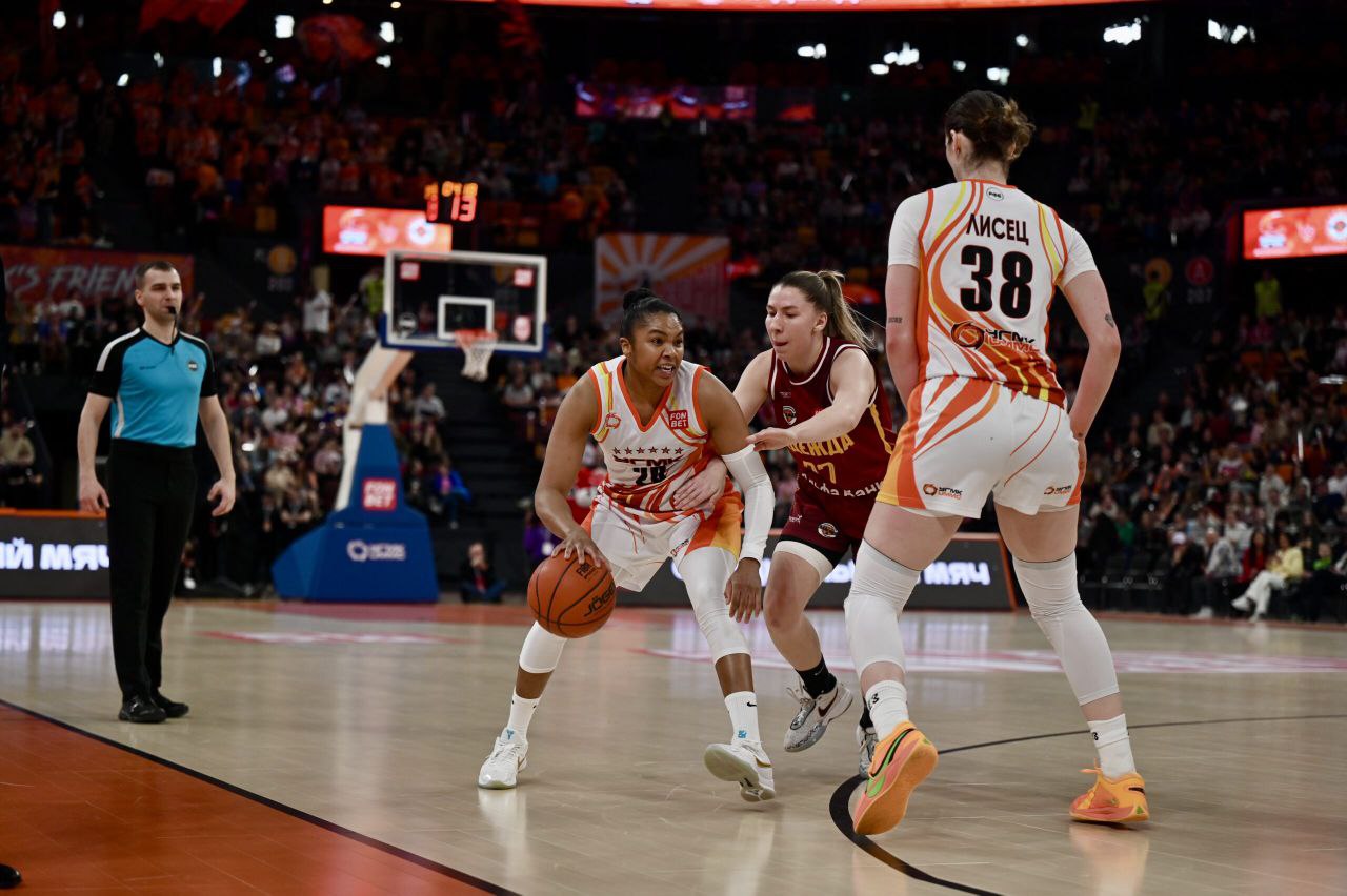 С Надеждой на пятый трофей УГМК примет юбилейный матч за Суперкубок России по баскетболу на УГМК Арене 29 октября в Екатеринбкрге четырехкратный и единственный обладатель трофея екатеринбургский УГМК примет оренбургскую Надежду а встреча пройдет на УГМК Арене которую успели адаптировать под баскетбол Для УГМК это будет второй матч сезона на масштабной УГМК Арене ранее на ней лисицы обыграли Спарту энд К в рамках Премьер лиги А в прошлом сезоне свердловские баскетболистки сумели протестировать новую площадку в финальной серии чемпионата страны где как раз встречались с Надеждой Обе встречи завершились в пользу екатеринбурженок которые впоследствии в очередной раз стали чемпионками страны Подробнее читайте на сайте Областной газеты Полина Зиновьева Областная газета Подписаться на ОГ Прислать новость Поддержать канал