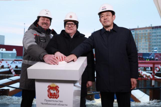 В Челябинске началось строительство первого тоннеля метротрамвая   www up74 ru articles news 168076 На улице Овчинникова стартовала прокладка тоннеля линии Север Юг Старт проходке первого перегонного тоннеля дали вице премьер РФ Марат Хуснуллин по видеоконференцсвязи и губернатор Алексей Текслер сообщили в пресс службе главы региона По словам губернатора это важное событие для всего региона поскольку означает старт ключевого этапа проекта челябинского метротрамвая Мы формируем транспортный каркас челябинской агломерации на десятилетия вперед отметил Алексей Текслер