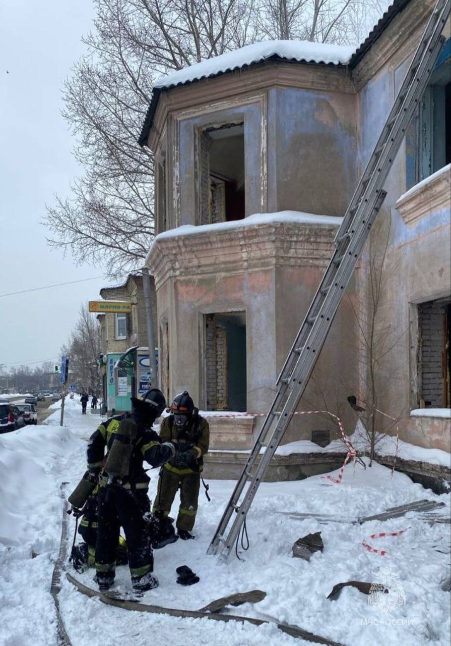 Пожар в неэксплуатируемом строении  По улице Советской Армии краевой столицы произошел пожар в заброшенном доме. Возгорание на втором этаже оперативно ликвидировано бойцами МЧС России. Площадь пожара составила около 25 квадратов.    На месте работали три пожарных расчёта, 12 человек личного состава.   Пострадавших в результате происшествия нет.