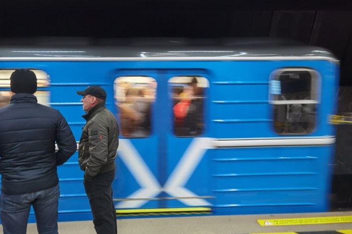Сотрудников метрополитена Екатеринбурге переводят на неполную рабочую неделю Часть сотрудников екатеринбургского метрополитена переводят на четырёхдневную рабочую неделю. Эту информацию уже подтвердили в пресс-службе администрации. — Перевод на 4-дневную рабочую неделю производится для сотрудников аппарата управления и только по собственному желанию. Линейный и производственный персонал работает как обычно, — заявили в мэрии. Причина перевода не сообщается. Теперь работники опасаются уменьшения зарплат. Изменится ли система оплаты труда, пока неизвестно, уточняет E1.RU. Ранее мы рассказывали, что часть предприятий в Свердловской области начали переводить на сокращённую неделю. Например, «Челябинский электрометаллургический комбинат» объявил о переводе сотрудников всех предприятий на четырехдневкую. В их числе оказался Серовский завод ферросплавов. По информации E1.RU, сотрудники комбината «Ураласбест» и вовсе работают всего по три дня.