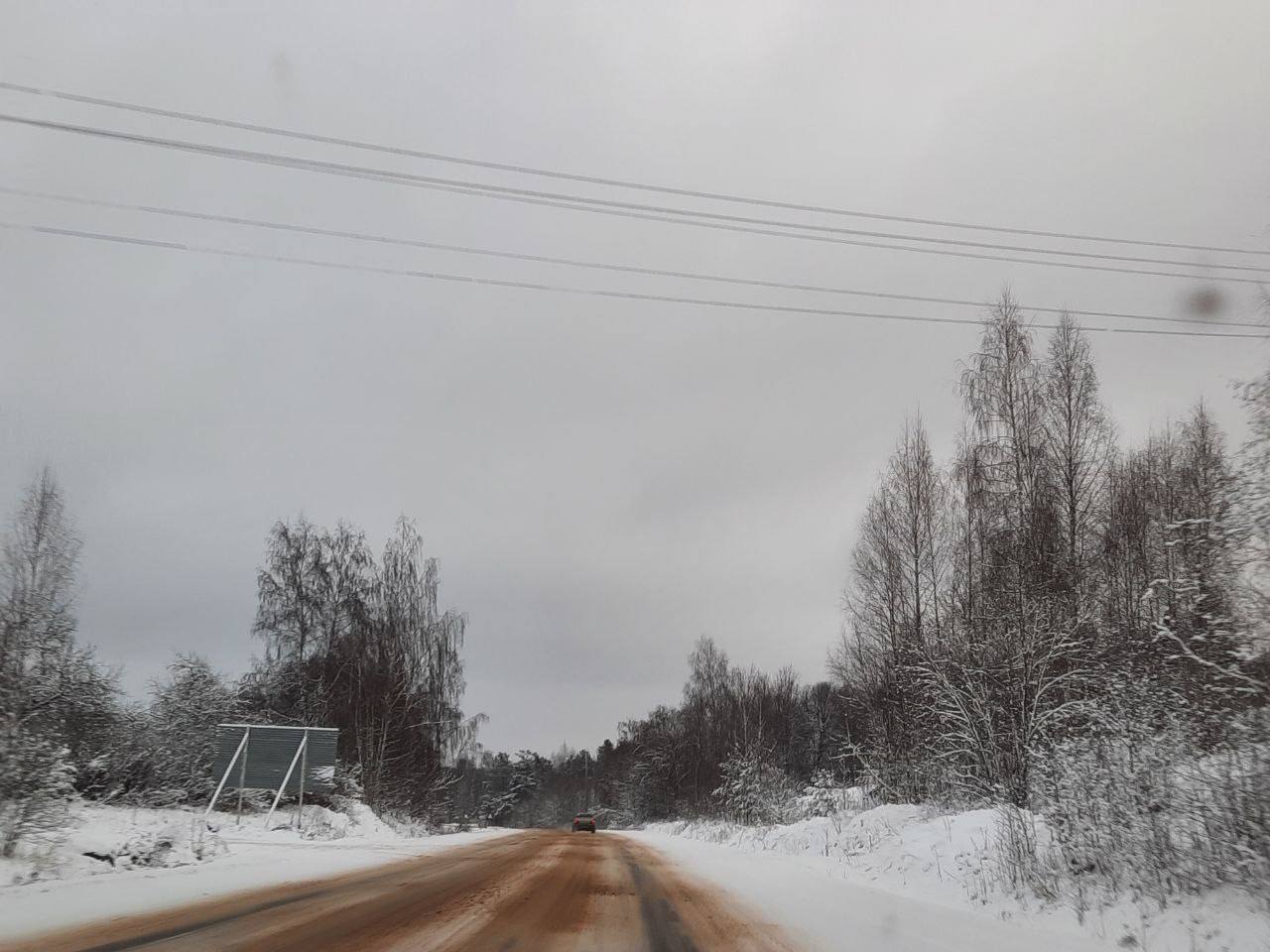 К вечеру подключили почти 5 тыс. человек от общего числа. Работа продолжается.  Наибольшее количество отключений приходится на Стругокрасненский, Плюсский, Псковский, Гдовский, Порховский и Печорский муниципалитеты.   Восстановление ведётся силами 70 бригад численностью 257 человек.   Решением Штаба электросетевого комплекса ПАО Россети к нам дополнительно направлено 10 бригад из других субъектов. 8 из них прибудут уже к ночи.  Отключённых объектов ЖКХ и соцсферы нет.  РАБОТАЕМ