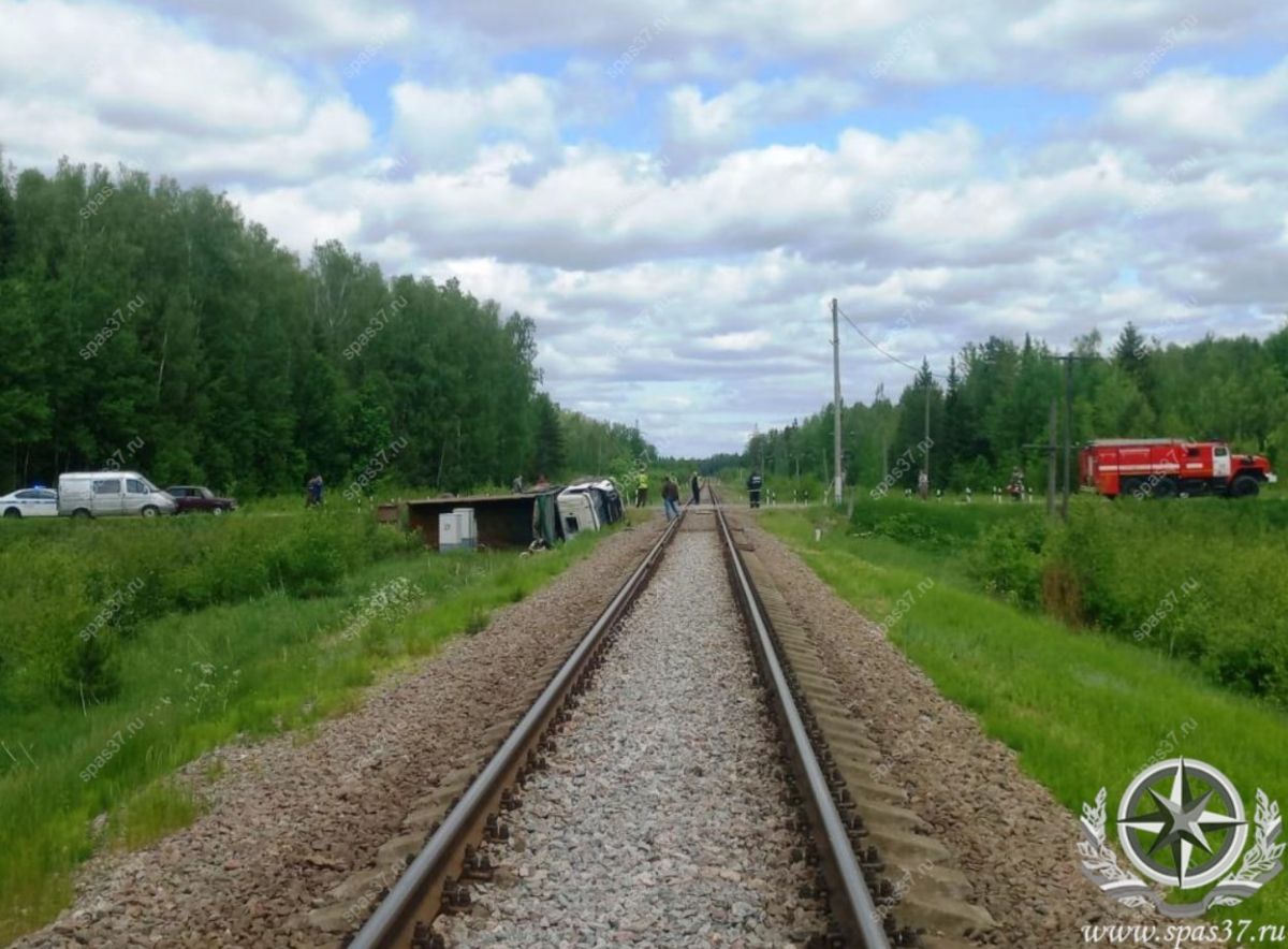 В столкнувшемся с грузовиком в Тейковском районе пассажирском "Орлане" ехал ребенок     Появились подробности сегодняшнего ДТП в Тейковском районе с участием пассажирского поезда и грузовика.  ↗  Прислать новость   Подписаться