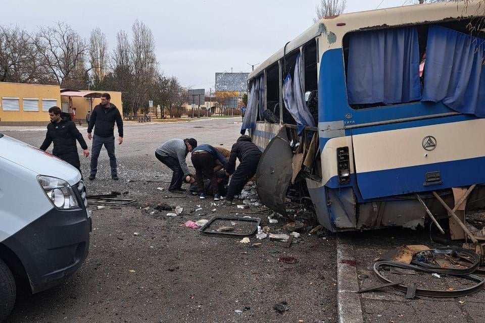 Число жертв теракта ВСУ в Новой Каховке выросло до шести  К несчастью, после упорной борьбы медиков за жизнь одного из пациентов, раненый скончался.   Напомним, после обстрела остановки и автобуса 26 ноября в общей сложности пострадали 28 херсонцев, из которых пятеро погибли. В Минздраве региона сообщали о девятерых пострадавших, находящихся под присмотром врачей в больнице, а также о 14 пациентах на амбулаторном лечении.   Блокнот Херсон   Дзен  VK  OK  Сайт