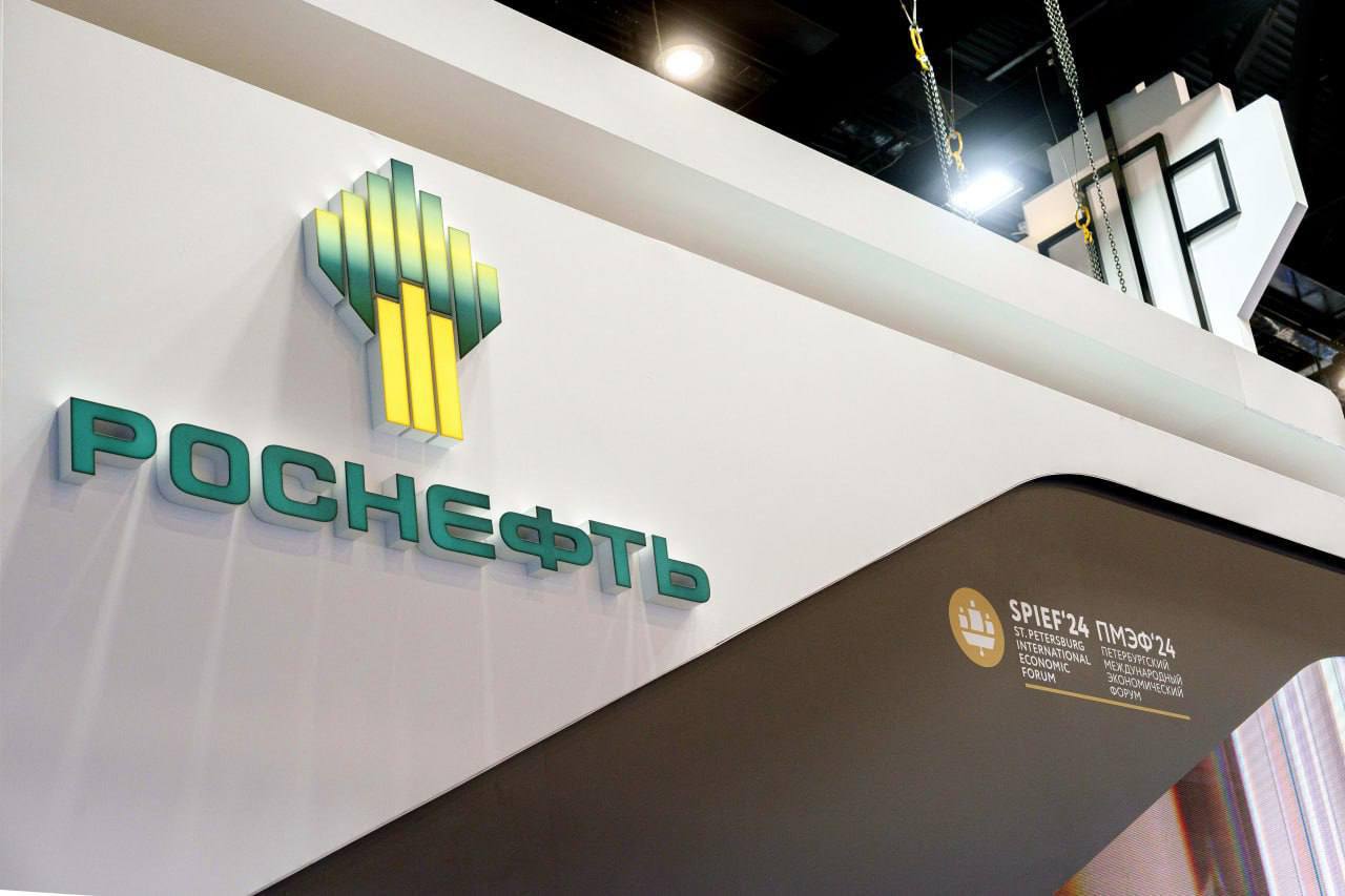 Прибыль «Роснефти» рухнула почти на 60% Чистая прибыль «Роснефти» за первый квартал 2025 года упала до 170 млрд рублей — это на 58% меньше, чем годом ранее. Об этом сообщает «Коммерсант». Несмотря на небольшой рост прибыли на 7,6% по сравнению с последним кварталом 2024 года, компания столкнулась с серьезными вызовами: дешевеющая нефть Urals, расширение дисконтов, новые санкции и крепкий рубль. Глава «Роснефти» Игорь Сечин отметил, что именно эти факторы повлияли на результаты. В это время Сенат США разрабатывает новые санкции против России. / Реклама БЕСПЛАТНЫЙ КОФЕ