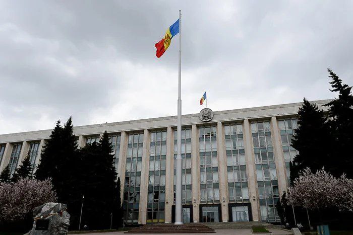 К концу следующей недели в Молдове может быть сформировано новое правительство Герман Комментируя новость о начале консультаций президента Майи Санду с парламентскими фракциями по вопросу назначения нового премьер министра глава фракции PAS Дойна Герман заявила что новое правительство будет сформировано уже к концу следующей недели Нет идеальных решений Нет идеальных людей Мы все люди и все ошибаемся Это все не самое важное Самое важное что вероятнее всего к концу следующей недели Республика Молдова будет иметь новое правительство Это значит что Молдова на правильном пути заявила Герман Майя Санду рассказала 16 октября что лично связалась с Александру Мунтяну чтобы убедить его принять пост премьер министра Сегодня должны начаться консультации президента с парламентскими фракциями Согласно закону только после этой процедуры глава государства назначает кандидата на должность премьер министра Впоследствии у назначенного премьер министра есть 15 дней на создание правительственной программы и команды