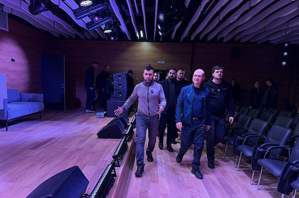 Молодежный центр Донецка получил название 30 09 Молодежный центр 30 09 получил такое название в честь дня официального воссоединения Донбасса с Россией Новая молодежная площадка в год сможет принять свыше 200 тысяч человек Молодежный центр 30 09 в Донецке не просто один из самых больших в России Он действительно уникальный на площади почти 13 тысяч кв метров работают спортивный зал шесть лекториев современнейшее пространство Россия моя история настоящий мультимедийный парк Убедились в этом с Сергеем Кириенко посетив данный центр название которому дала сама молодежь написал в своем телеграм канале глава ДНР Денис Пушилин Южная служба новостей