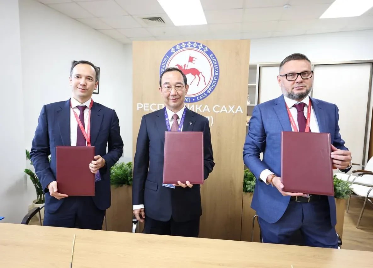 ВЭФ 2025 Ozon откроет логистический комплекс в Якутске Соглашение об этом на полях ВЭФ 2025 подписали глава Якутии Айсен Николаев вице президент Ozon по взаимодействию с органами государственной власти Дмитрий Ким и учредитель Северной логистической компании Константин Лукьянов После запуска в 2027 году логистический объект сможет обрабатывать более 480 тысяч заказов ежедневно а на площади 40 тысяч квадратных метров по полу разместится более 17 млн товаров Подробнее читайте по ссылке Фото Андрей Сорокин ЯСИА yk24ru