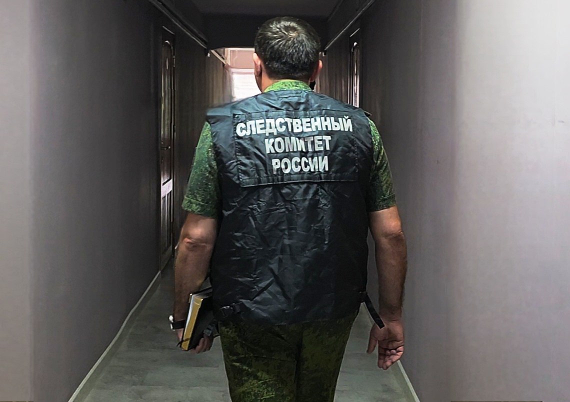В Карачаево-Черкесии сотрудник МВД пытался дать 500 тысяч рублей сотруднику ФСБ Командир ОДПС ГИБДД районного отдела полиции, по данным следствия, хотел дать взятку в полмиллиона рублей сотруднику ФСБ, сообщили в управлении Следкома по Карачаево-Черкесии. Правоохранители полагают, что сотрудник МВД опасался, что его могут посадить за незаконный сбор денег с подчинённых. Гаишник 15 мая 2025 года обратился к оперуполномоченному УФСБ России по Карачаево-Черкесии и дал ему полмиллиона рублей, чтобы прекратили оперативно-розыскные мероприятия. Сотрудник спецслужбы действовал в рамках оперативного эксперимента. Гаишника задержали при передаче денег. Против него возбудили уголовное дело о даче взятки за в крупном размере. Полицейского отправили в СИЗО. «В рамках расследования также будет дана надлежащая правовая оценка действиям фигуранта по сбору денежных средств с подчинённых сотрудников», - добавили в управлении Следкома по Карачаево-Черкесии. «ВКонтакте» и в «Одноклассниках», чтобы быть в курсе самых интересных новостей Кавказа. -канал АиФ – Северный Кавказ