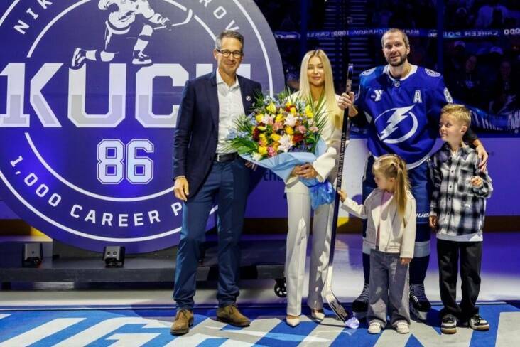 Никиту Кучерова поздравили с 1000 очками в НХЛ Нападающего Тампы Бэй Никиту Кучерова торжественно поздравили руководство и одноклубники с набранными 1000 ю очками в НХЛ на домашнем стадионе Амали арена перед матчем с Даллас Старз Во время церемонии к Кучерову присоединилась вся его семья супруга и дети На видеокубе транслировали видеоролик с поздравлениями всех российских игроков НХЛ а также действующих партнеров по команде Читать полностью