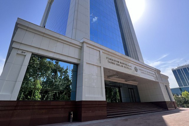 МИД Узбекистана взял на контроль ситуацию с гибелью гражданина в Хабаровске В социальных сетях появилась информация о том что граждане Узбекистана якобы пострадали в ходе рейда сотрудников ОМОНа в одном из кафе в Хабаровске 12 декабря 2025 года при этом двое якобы впали в кому а один из них скончался   English O zbek tilida Ўзбек тилида На русском iOS Android