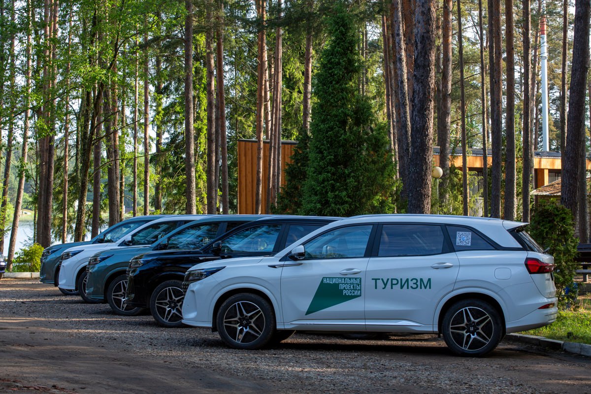 Маршруты для автотуристов появились в сервисе Яндекс Карты В Яндекс Картах появились пилотные подборки автомобильных туристические маршрутов разработанных в рамках национального проекта Туризм и гостеприимство В них можно узнать больше о достопримечательностях объектах инфраструктуры Эти маршруты уже опубликованы на Национальном туристическом портале Путешествуем рф Они охватывают 10 регионов России среди которых регионы центральной части России Поволжья а также Севера и Юга России Автомобильный туризм одно из самых динамично развивающихся направлений в отрасли Он даёт туристам свободу передвижения позволяет открывать для себя удалённые и малодоступные регионы способствует развитию местной экономики Мы делаем ставку на создание комфортной безопасной и технологичной среды для автотуристов Это включает как развитие дорожной инфраструктуры так и цифровые решения которые помогают планировать маршрут находить места для отдыха заправки и проживания Интеграция наших пилотных маршрутов в Яндекс Карты важный шаг к цифровизации туристической инфраструктуры и повышению удобства путешествий по России Мы готовы сотрудничать в этом направлении с другими популярными цифровыми геоплатформами а также сервисами для туристов отметил заместитель министра экономического развития Дмитрий Вахруков Сегодня на Национальном туристическом портале Путешествуем рф размещено более 100 автомобильных маршрутов путешествуем рф parent articles auto которые охватывают более 60 регионов страны Маршруты представляю собой готовые идеи для путешествий на автомобиле Они охватывают 1200 туристических объектов музеев храмов парков заповедников и т д Для путешественников работает 750 объектов дорожного сервиса и 117 многофункциональных зон МФЗ где можно заправить машину отдохнуть и поесть В состав турмаршрутов субъекты включили 570 отелей При этом почти 3 тыс гостиниц находятся вблизи трасс Подробную информацию о маршрутах можно найти на Национальном туристическом портале Путешествуем рф и в подборках на Яндекс Картах В ближайшие годы планируется расширение сети таких маршрутов включая международные трансграничные направления а также внедрение единой системы навигационного и информационного сопровождения как в офлайн так и в онлайн формате Посмотреть маршруты на Яндекс Картах 1 Автотур по Татарстану от живописного Лаишева до Елабуги за пять дней 2 Дорогами легендарной земли за рулём по Волгоградской области 3 Тверская Карелия двухдневный автотур 4 Золотое кольцо Башкирии 5 Бесконечные открытия Воронежского края 6 Длинные выходные в Самарской области 7 Дорога на Русский Север от Вельского района до Архангельска за 5 дней 8 Календарь эпох автомаршрут по Тульской области 9 По дороге на юг от степного заповедника до Ростова на Дону 10 Между двух столиц автомаршрут по Новгородской области Telegram канал Безопасность туризма 24 7 с вами Подпишись