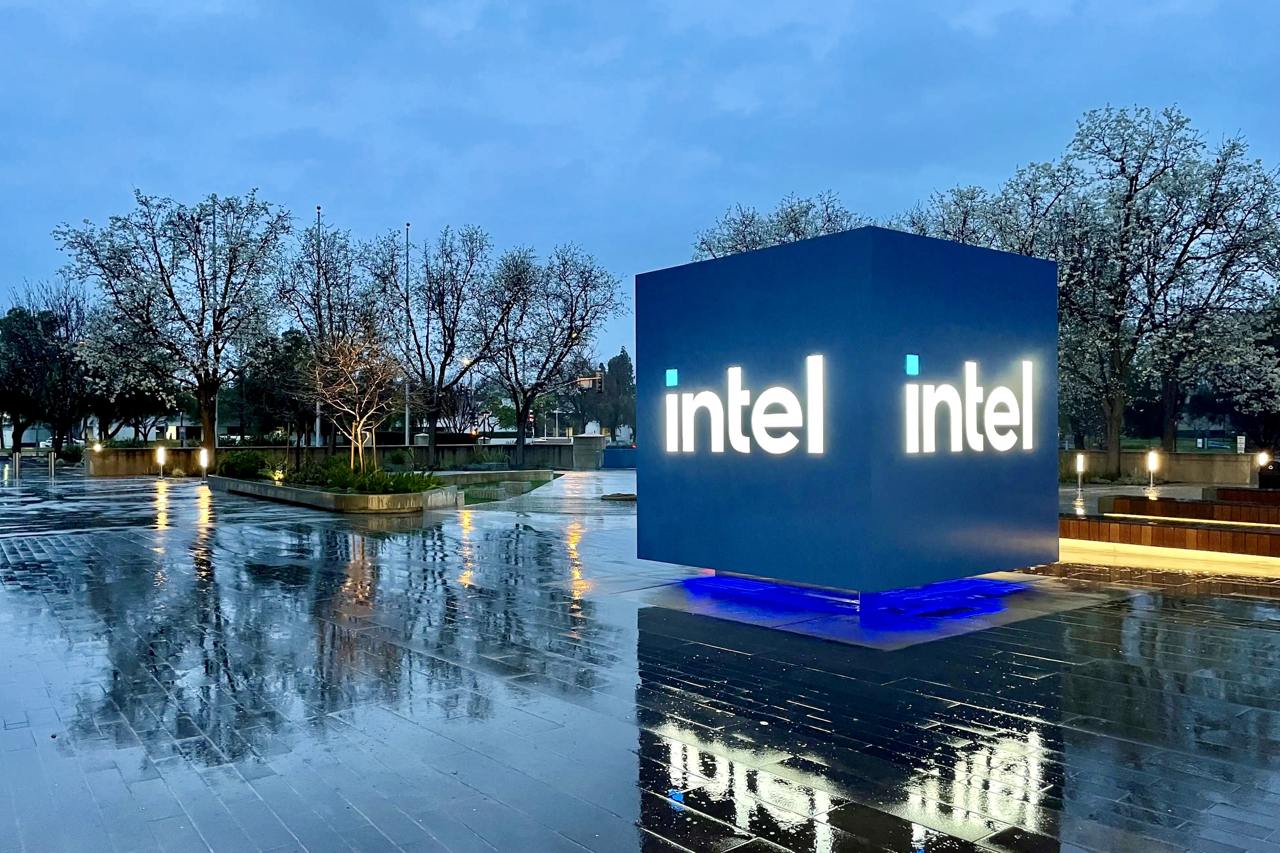 Intel может вылететь из индекса Dow Jones из-за краха акций.  В этом году стоимость её акций рухнула практически на 60%, что сделало её худшей в списке.   На фоне происходящих событий Intel уже приостановила выплату дивидендов и объявила об увольнениях 15% сотрудников.     #новости