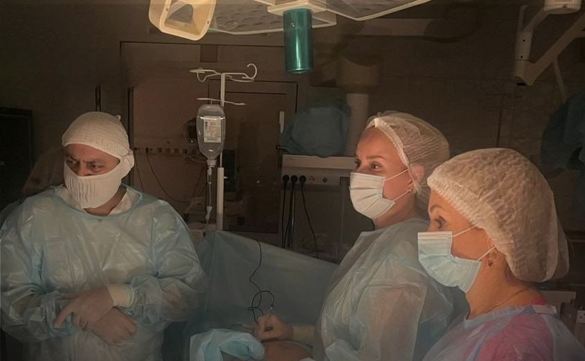 В донском перинатальном центре шестимесячному плоду в утробе матери 6 раз перелили кровь В перинатальном центре Ростовской области шестимесячному плоду в утробе матери спасли жизнь шесть раз перелив кровь Об этом в своем телеграм канале сообщает региональный минздрав У пациентки диагностировали тяжелый резус конфликт После обследования врачи подтвердили у плода внутриутробную гемолитическую анемию антитела матери разрушали эритроциты ребенка Женщину экстренно госпитализировали в отделение патологии беременности Ей потребовалось внутриутробное заменное переливание крови сложная манипуляция требующая высокой квалификации и специальной подготовки пишет источник Переливание прошло успешно Состояние неродившегося малыша стабилизировалось беременность продолжается Подписаться на Новости Ростова Прислать новость Мы в Max rostovnews61