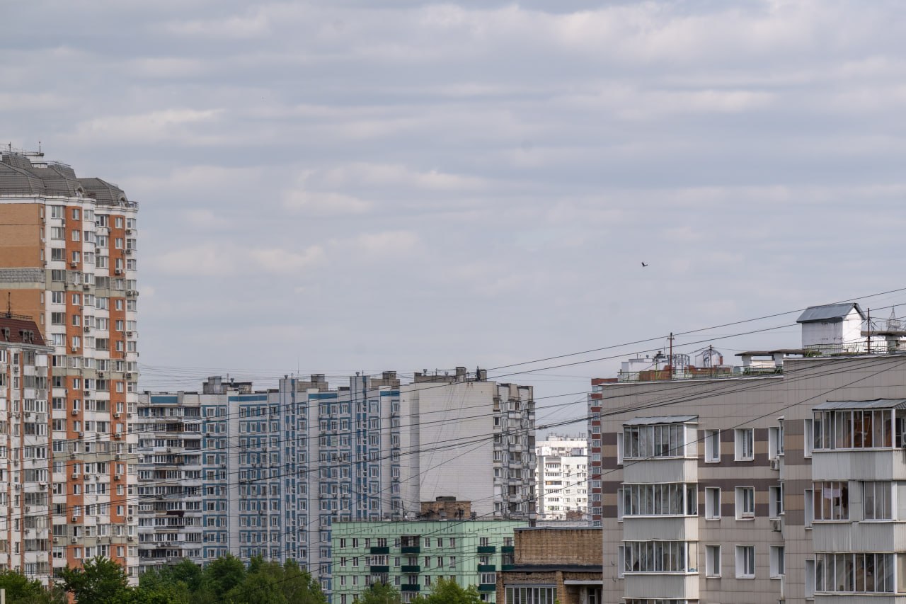 Жителям Петербурга нужно копить почти 12 лет для покупки однушки в Москве Жители Петербурга могут накопить на однокомнатную квартиру на вторичном рынке недвижимости в Москве стоимостью 14,8 млн рублей, если целиком будут откладывать свою зарплату в течение 11,8 лет, следует из подсчётов "Мир квартир". Сопоставив стоимость недвижимости в столице со средними зарплатами в регионах России, аналитики пришли к выводу, что проще всего на однушку в Москве накопить жителям Чукотки: для приобретения такой недвижимости им достаточно откладывать зарплату на протяжении 6,9 лет. "Если взять такое же исследование пятилетней давности, мы увидим, что сроки накопления увеличились на 3,7 года, притом что они и тогда были немаленькие. Не спасло даже заметное повышение зарплат в последние годы. Они возросли с 2020 года на 83%, в то время как жильё в Москве подорожало на 147%", — обратил внимание генеральный директор "Мира квартир" Павел Луценко. Автор фото: Михаил Тихонов / "ДП"