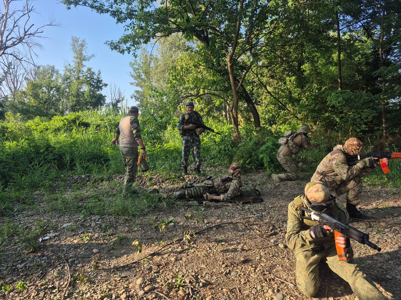 В преддверии Дня молодежи на территории городского пляжа «Две Зари» состоялся однодневный военно-полевой выход "Один день из жизни солдата", организованный для казачьей молодежи допризывного возраста. Мероприятие стало ярким примером патриотического воспитания и подготовки будущих защитников Отечества. В организации и проведении военно-полевого выхода приняли участие: представитель Союза казачьей молодежи Кубани муниципального отделения Курганинский район Андрей Хмелев, атаман Курганинского городского казачьего общества Дмитрий Стебнев, инструктор Алексей Галенко, а также инструкторы, имеющие опыт участия в СВО. Главной целью мероприятия было создание воспитательной среды, способствующей формированию нравственности, патриотизма, активной гражданской позиции и духовного развития у подрастающего поколения. В рамках насыщенной программы ребята получили ценные навыки и знания, необходимые для службы в армии и выживания в экстремальных ситуациях. ГЛАВНЫЕ НОВОСТИ