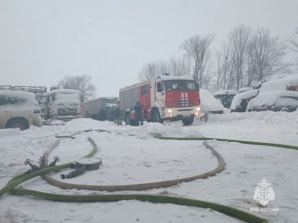 За прошедшие сутки тульские спасатели потушили крупный пожар в деревне Варфоломеево потребовалась помощь 26 человек   newstula ru fn 1783598 html В Богородицке огнеборцам удалось спасти легковой автомобиль В Плавском районе в поселке Горбачево спасатели потушили сарай площадью 48 метров квадратных А в деревне Варфоломеево под Тулой загорелись два ангара понадобилась помощь 26 спасателей   Прислать новость Подписаться   Мы в MAX