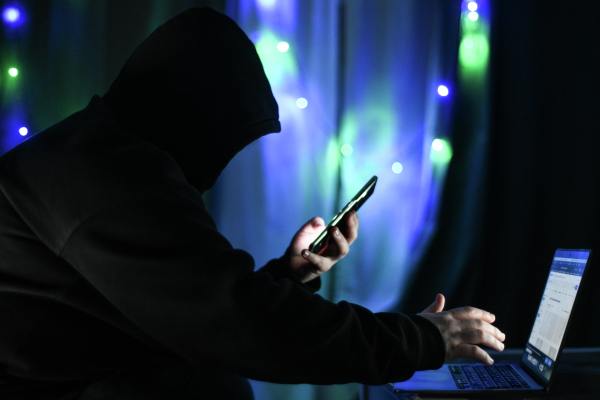 В Госдуме предложили создать реестр иностранных телефонных мошенников Авторами инициативы стали лидер партии «Справедливая Россия — За правду» Сергей Миронов и глава комитета по развитию гражданского общества Яна Лантратова. Они отправили обращение с идеей премьер-министру Михаилу Мишустину. Предлагается, чтобы реестр был публичным и имел удобный интерфейс для взаимодействия с финансовыми, телекоммуникационными и IT-компаниями. В список могут быть внесены сведения о вступивших в силу приговорах судов по статьям, связанным с мошенничеством, об иностранных гражданах, объявленных в международный розыск, и информация от Росфинмониторинга. «Каждый день в стране совершаются сотни тысяч мошеннических телефонных звонков, и люди должны знать в лицо тех, кто при помощи обмана и использования различных методов психологического воздействия вынуждает граждан расставаться со своими деньгами и переводить их на подставные счета», — сказал Миронов РИА Новости.