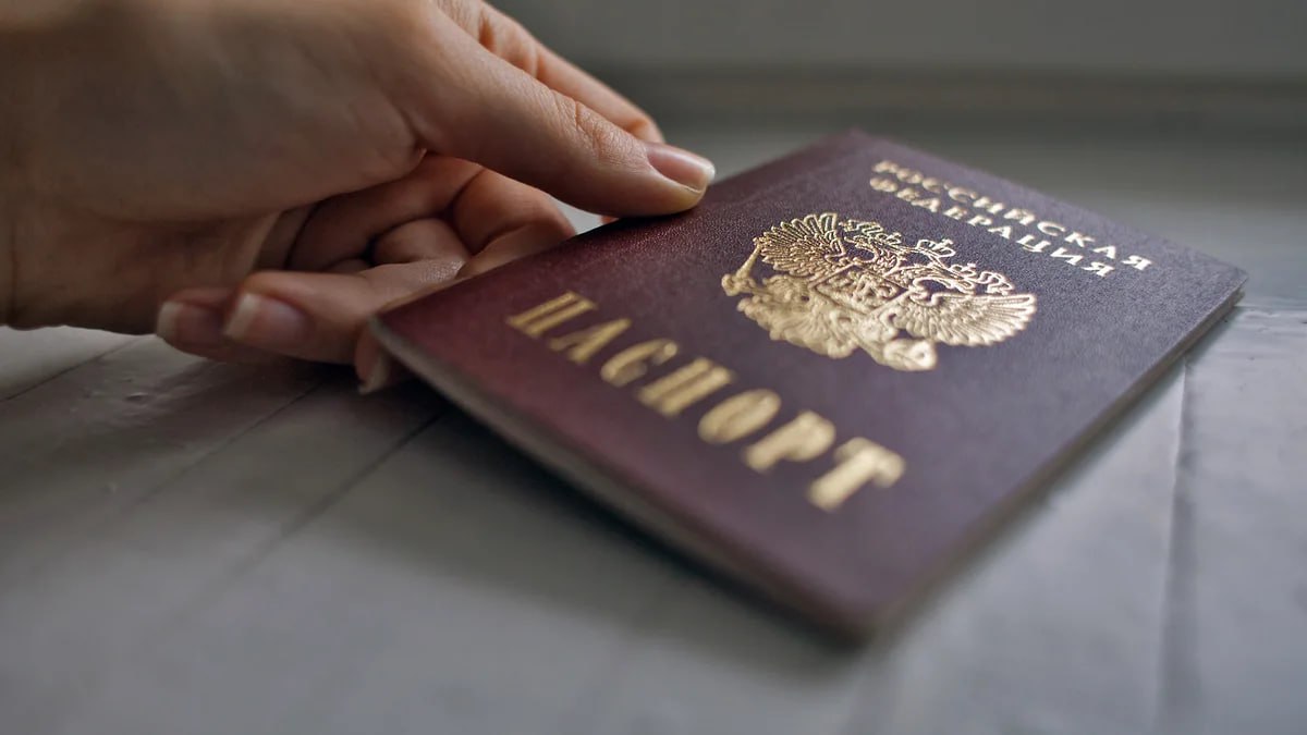 Казанца Исуса Христоса обязали вернуть прежнее имя Ново Савиновский суд Казани обязал ЗАГС вернуть жителю города его прежнее имя Евгений Чекулаев В декабре 2025 года его приговорили к двум годам условно за фиктивную регистрацию 45 иностранцев в своей квартире По данным из открытых источников в 2015 году у него было выявлено органическое расстройство личности Фото Коммерсантъ Анастасия Кулагина kommersantkazan